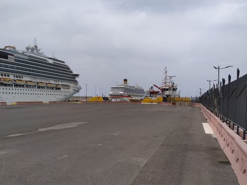 Civitavecchia cruise port: an NCC sedan is the usual private alternative to the shuttle bus or the train