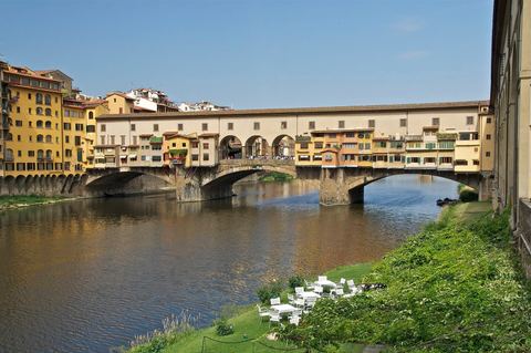 Ponte Vecchio from the Arno: free, and the point where most DIY days cross to the Oltrarno for lunch