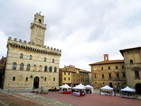 Montepulciano's Corso climbing to Piazza Grande: the first stop on the flagship coach day