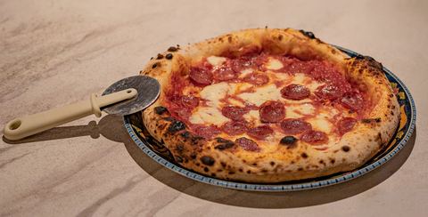 A margherita on Via dei Tribunali: go before noon or accept the queue