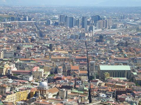 Spaccanapoli: the straight lane that splits the old city, pedestrian and three hours long with lunch