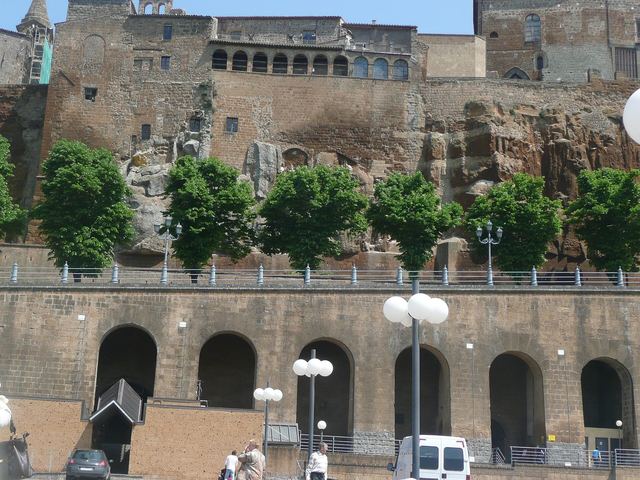Orvieto on its tufa cliff, one of the lesser-known day trips Untold Italy recommends from Rome
