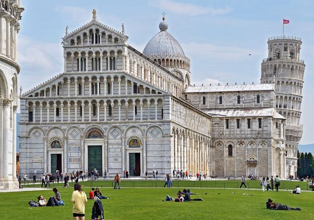 The Leaning Tower and the cathedral on Piazza dei Miracoli, Pisa