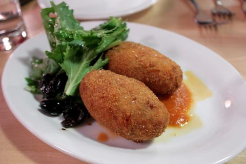 Supplì: the fried rice croquette that opens most Trastevere street food tours