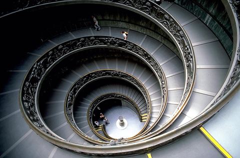 The Momo spiral at the exit: at 20:00 closing time it is the emptiest photo in Rome