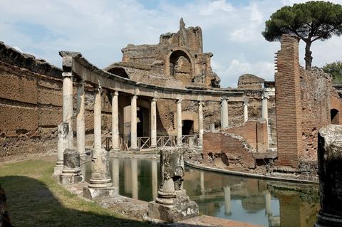 Villa Adriana's Maritime Theatre: with a private car you can start here at 09:00, before the coaches